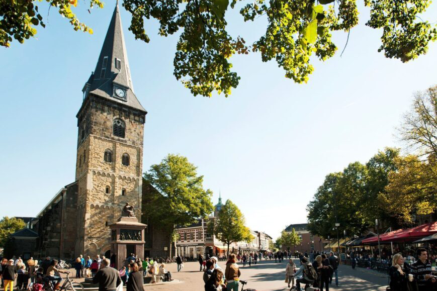 De Oude Markt in Enschede met zicht op de fontein en de kerk en rechts enkele terrassen
